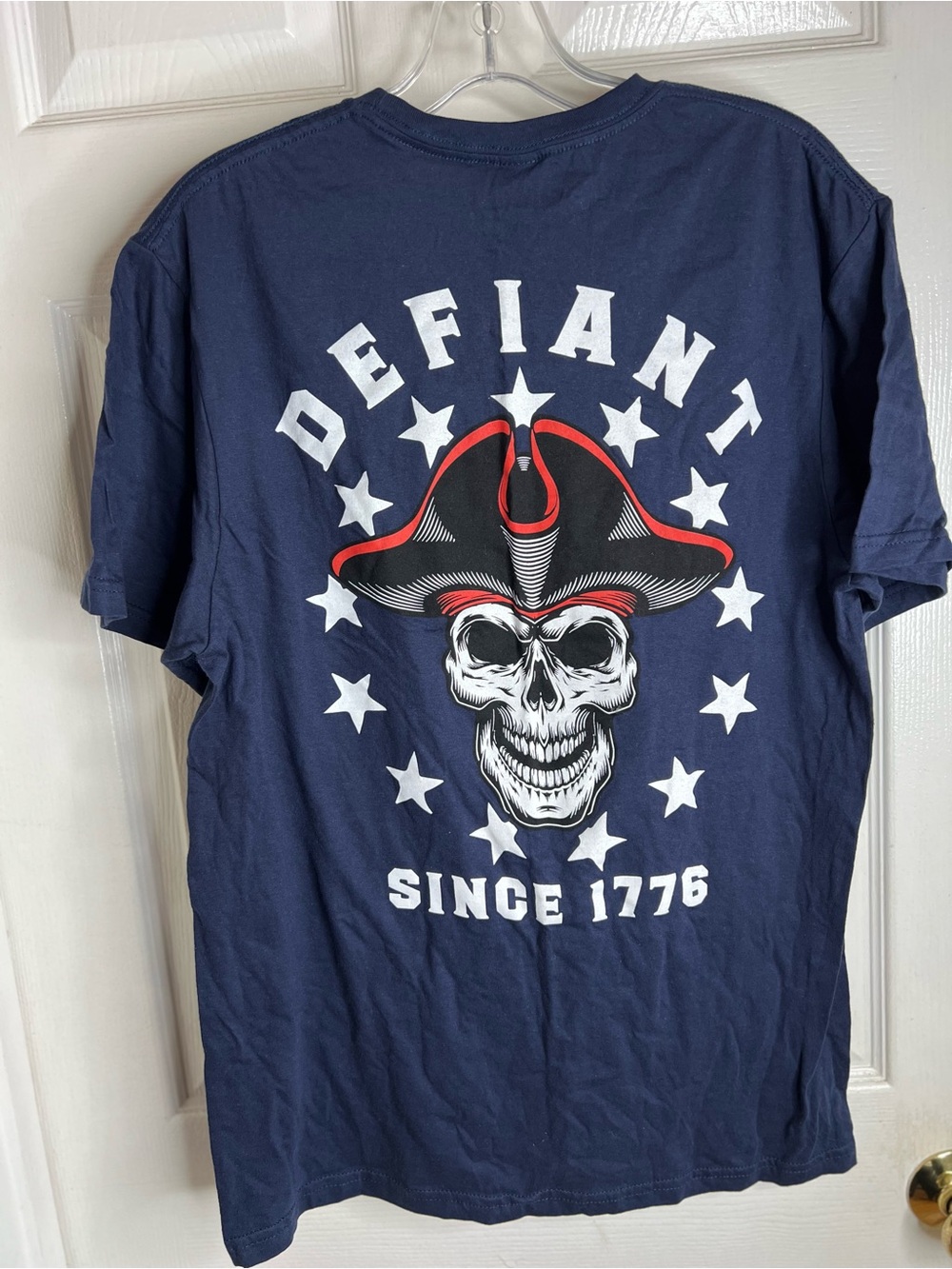 Racks Reels Men’s Defiant Since 1776 Patriotic Graphic skull pirate T-shirt Med